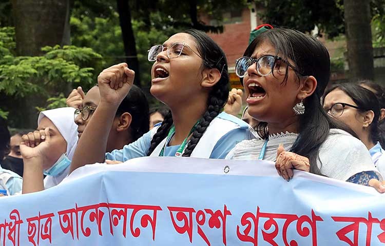 আজ রবিবার ভিকারুননিসা স্কুলের প্রধান শিক্ষকের পদত্যাগের দাবিতে শিক্ষার্থীদের বিক্ষোভ ও অবস্থান। ছবি - এস এ মাসুম