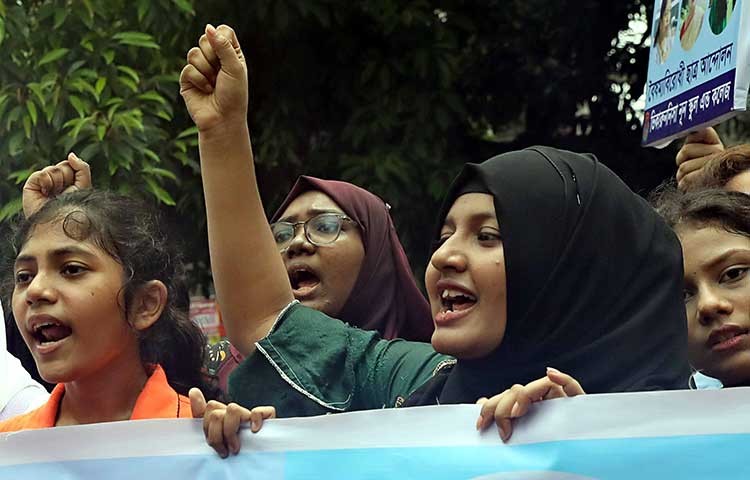 আজ রবিবার ভিকারুননিসা স্কুলের প্রধান শিক্ষকের পদত্যাগের দাবিতে শিক্ষার্থীদের বিক্ষোভ ও অবস্থান। ছবি - এস এ মাসুম