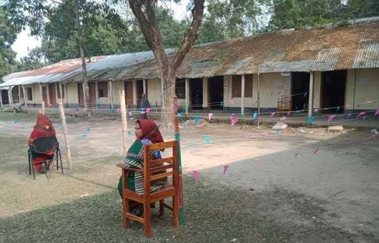 মাগুরার কয়েকটি ভোট কেন্দ্রের অবস্থা বেলা ১ টার দিকে। অলস সময় কাটাচ্ছেন ভোট গ্রহনে নিয়োজিত কর্মকর্তারা। মাগুরা থেকে স্টাফ রিপোর্টার