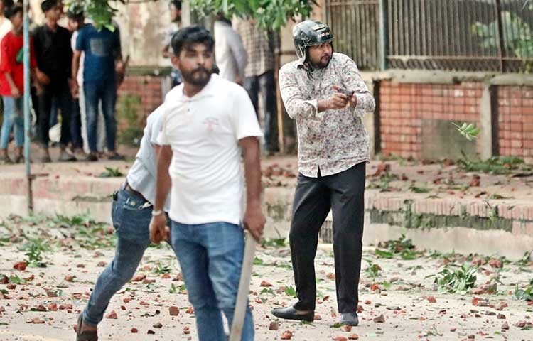 কোটা আন্দোলনকারী শিক্ষার্থীদের উপর ছাত্রলীগের হামলা। ছবি সংগৃহীত