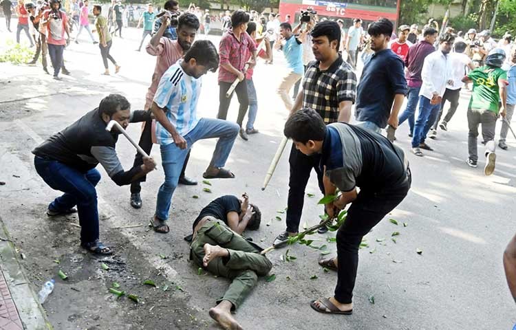 কোটা আন্দোলনকারী শিক্ষার্থীদের উপর ছাত্রলীগের হামলা। ছবি সংগৃহীত