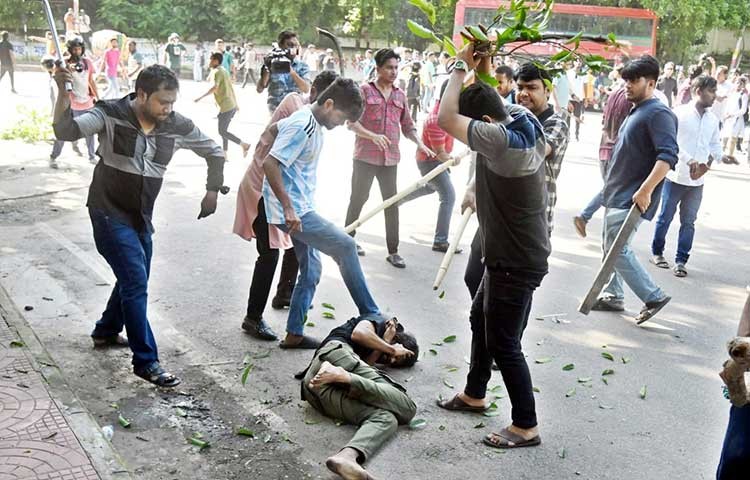 কোটা আন্দোলনকারী শিক্ষার্থীদের উপর ছাত্রলীগের হামলা। ছবি সংগৃহীত