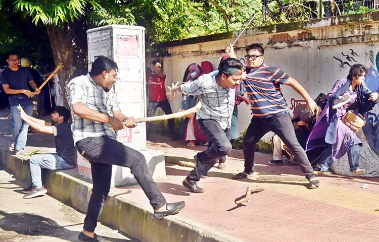 কোটা আন্দোলনকারী শিক্ষার্থীদের উপর ছাত্রলীগের হামলা। ছবি সংগৃহীত