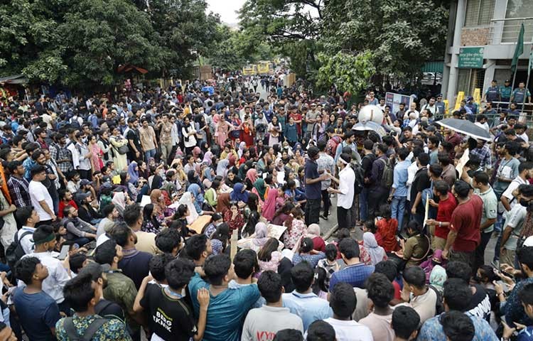 আজ মঙ্গলবার বেসরকারি বিশ্ববিদ্যালয় কোটা আন্দোলনকারী শিক্ষার্থীরা রামপুরা এলাকায় অবস্থান বিক্ষোভ। ইনকিলাব