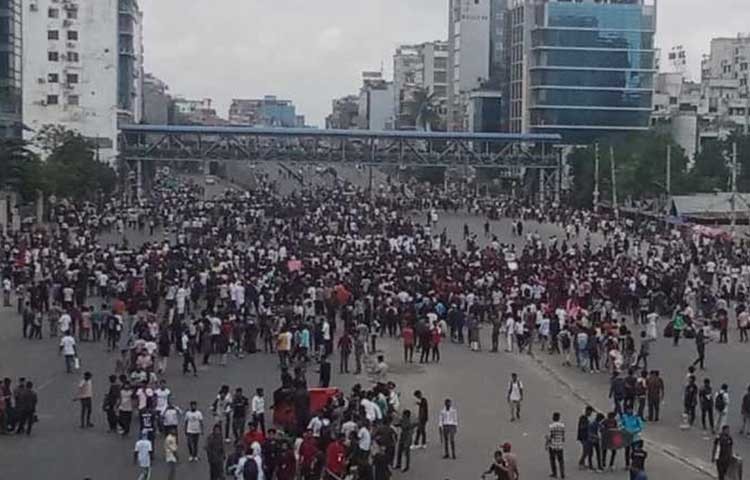 আজ মঙ্গলবার বেসরকারি বিশ্ববিদ্যালয় কোটা আন্দোলনকারী শিক্ষার্থীরা রামপুরা এলাকায় অবস্থান বিক্ষোভ। ইনকিলাব