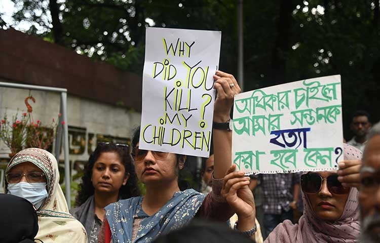 আজ মঙ্গলবার ঢামেক হাসপাতালের সামনে প্রতিবাদী অবস্থান। ছবি - এস এ মাসুম