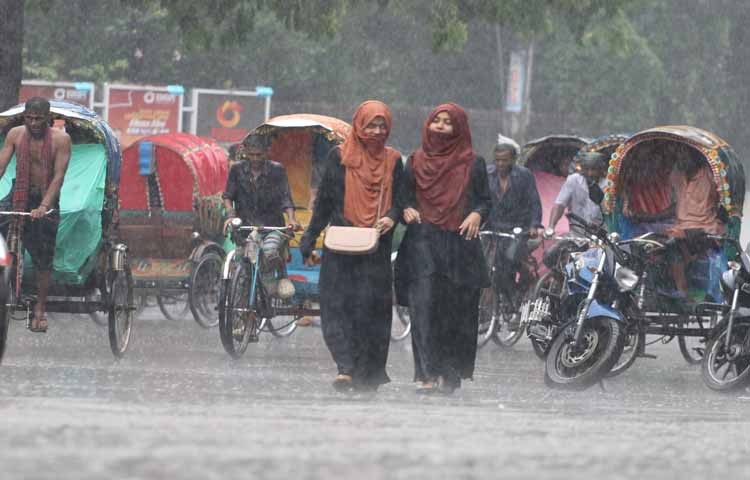 গরমের পর বৃষ্টিতে কিছুটা স্বস্তি নগরবাসীর। ছবি - এস এ মাসুম