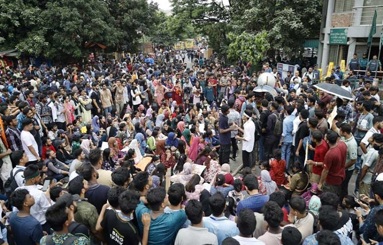 আজ মঙ্গলবার বেসরকারি বিশ্ববিদ্যালয় কোটা আন্দোলনকারী শিক্ষার্থীরা রামপুরা এলাকায় অবস্থান বিক্ষোভ। ইনকিলাব