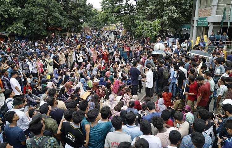 আজ মঙ্গলবার বেসরকারি বিশ্ববিদ্যালয় কোটা আন্দোলনকারী শিক্ষার্থীরা রামপুরা এলাকায় অবস্থান বিক্ষোভ। ইনকিলাব