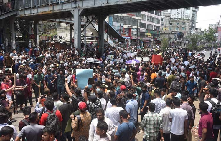 বসুন্ধরা রাস্তা শিক্ষার্থীরা অবরোধ করে অবস্থান।ইকবাল হাসান নান্টু