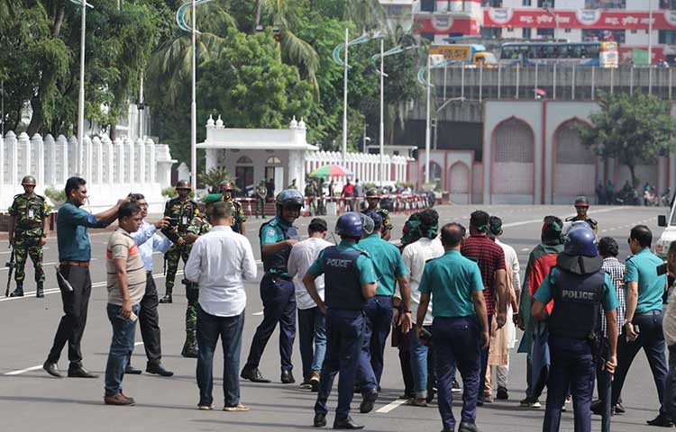 আজ রবিবার বঙ্গভবনে কোটা আন্দোলনকারী শিক্ষার্থীরা স্মারকলিপি দিতে প্রবেশ করেন ১২ জনের প্রতিনিধি দল। ছবি - এস এ মাসুম