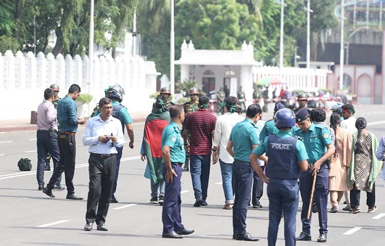 আজ রবিবার বঙ্গভবনে কোটা আন্দোলনকারী শিক্ষার্থীরা স্মারকলিপি দিতে প্রবেশ করেন ১২ জনের প্রতিনিধি দল। ছবি - এস এ মাসুম