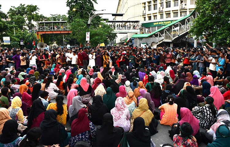 কোটা আন্দোলনকারী শিক্ষার্থীদের অবস্থান বিক্ষোভ শাহবাগ মোড়ে। ইনকিলাব