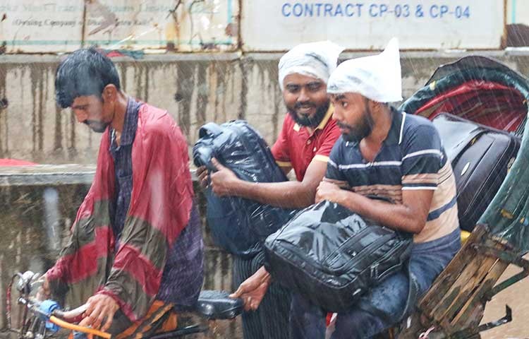 প্রচণ্ড ভেপসা গরমে যখন অতিষ্ঠ নগরবাসী ঠিক তখনই হঠাৎ প্রবল বাতাস আর ভারি বৃষ্টির আবির্ভাব এক নিমিষেই শীতল রাজধানী। ছবি আজ বৃহস্পতিবার কমলাপুর এলাকা থেকে তোলা - এস এ মাসুম