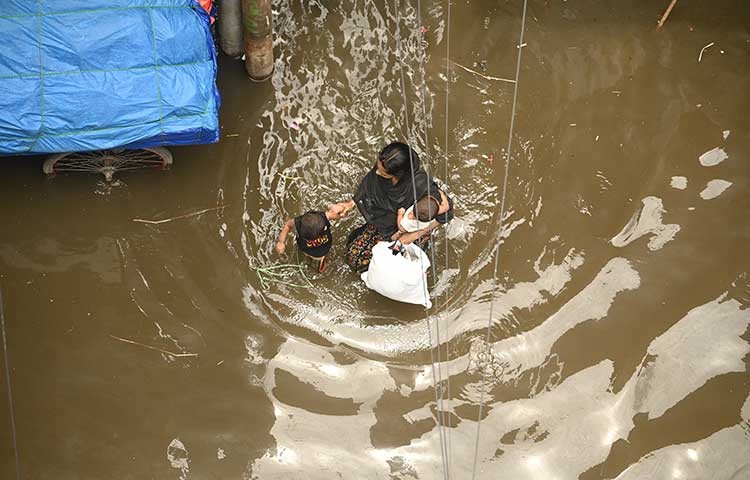 একদিনের টানা বৃষ্টিতে ডুবে আছে রাজধানী। জনদুর্ভোগ চরমে। ছবি আজ মঙ্গলবার সকালে মিরহাজিরবাগ এলাকা থেকে তোলা - এস এ মাসুম