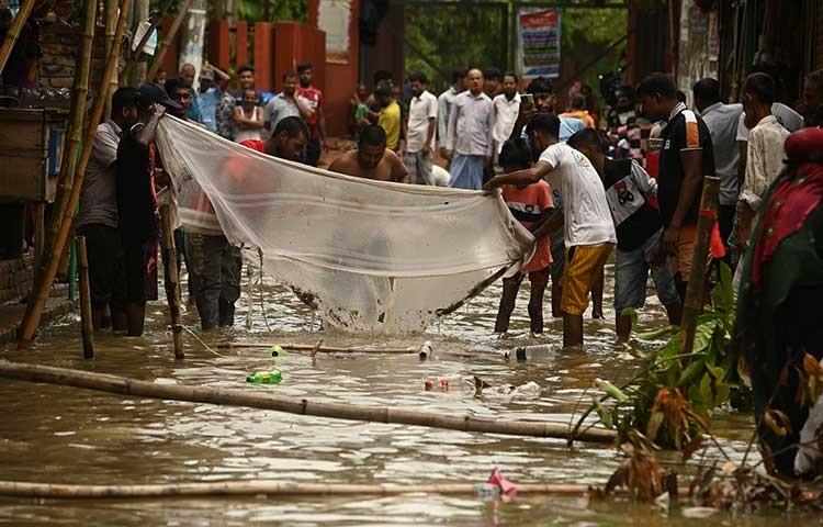 একদিনের টানা বৃষ্টিতে ডুবে আছে রাজধানী। জনদুর্ভোগ চরমে। পানির জোয়ার এলাকার মানুষ জাল ফেলে মাছ ধরছে। ছবি আজ মঙ্গলবার সকালে গেন্ডারিয়ার এলাকা থেকে তোলা - এস এ মাসুম