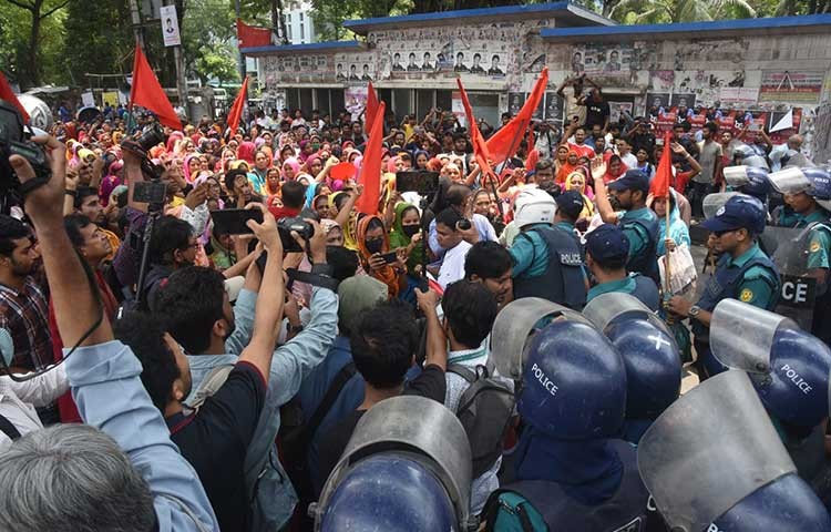 ড্যানিশ নীটওয়্যার লিমিটেড এর গাজীপুর নির্যাতিত শ্রমিকরা তাদের দাবি দাওয়া আদায় লক্ষ্যে জাতীয় প্রেসক্লাবের সামনে রাস্তা অবরোধ করে রাখে-ছবি-ইকবাল হাসান নান্টু