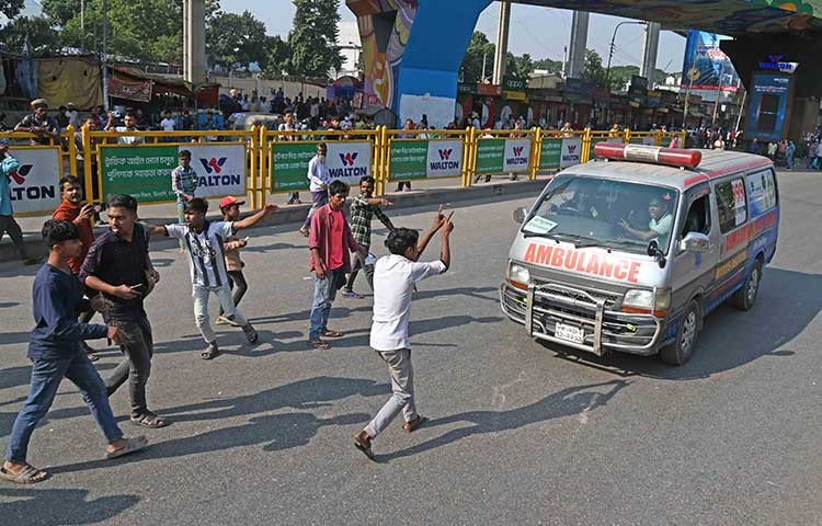 হাই কোর্টের আদেশের প্রতিক্রিয়ায় ঢাকার বিভিন্ন স্থানে বিক্ষোভে নেমেছে ব্যাটারি রিকশার চালকরা।বৃহস্পতিবার সকাল ১০টার পর থেকে মহাখালী এলাকায় সড়ক আটকে দিয়েছে বিক্ষোভকারীরা।মহাখালী রেল গেইট অবরোধ করায় ঢাকার সঙ্গে প্রায় গোটা দেশের ট্রেন চলাচলও বন্ধ রয়েছে।