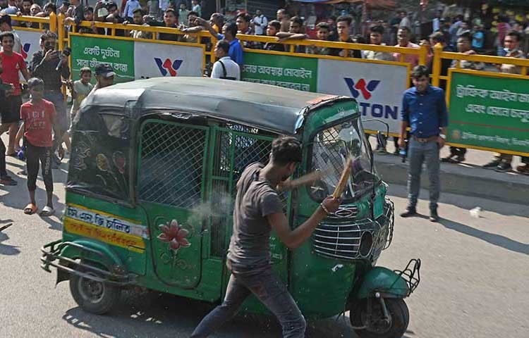 হাই কোর্টের আদেশের প্রতিক্রিয়ায় ঢাকার বিভিন্ন স্থানে বিক্ষোভে নেমেছে ব্যাটারি রিকশার চালকরা।বৃহস্পতিবার সকাল ১০টার পর থেকে মহাখালী এলাকায় সড়ক আটকে দিয়েছে বিক্ষোভকারীরা।মহাখালী রেল গেইট অবরোধ করায় ঢাকার সঙ্গে প্রায় গোটা দেশের ট্রেন চলাচলও বন্ধ রয়েছে।