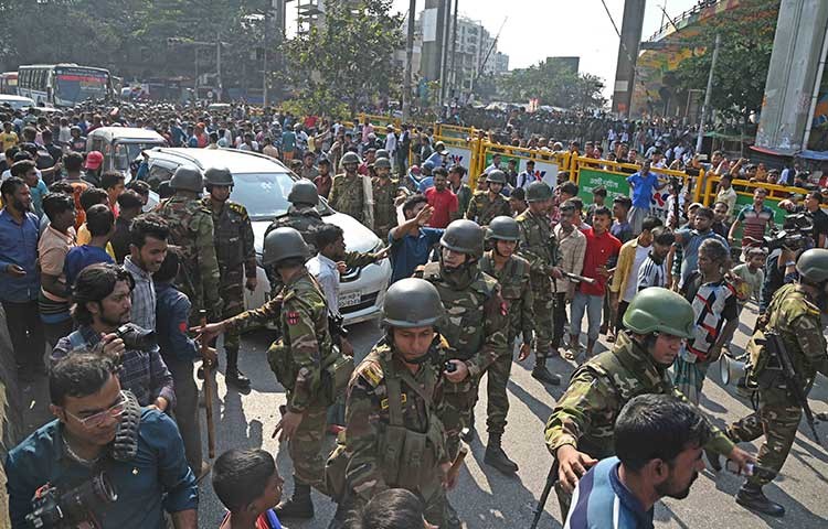 হাই কোর্টের আদেশের প্রতিক্রিয়ায় ঢাকার বিভিন্ন স্থানে বিক্ষোভে নেমেছে ব্যাটারি রিকশার চালকরা।বৃহস্পতিবার সকাল ১০টার পর থেকে মহাখালী এলাকায় সড়ক আটকে দিয়েছে বিক্ষোভকারীরা।মহাখালী রেল গেইট অবরোধ করায় ঢাকার সঙ্গে প্রায় গোটা দেশের ট্রেন চলাচলও বন্ধ রয়েছে।