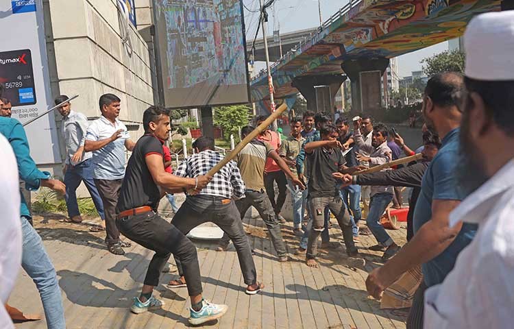 হাই কোর্টের আদেশের প্রতিক্রিয়ায় ঢাকার বিভিন্ন স্থানে বিক্ষোভে নেমেছে ব্যাটারি রিকশার চালকরা।বৃহস্পতিবার সকাল ১০টার পর থেকে মহাখালী এলাকায় সড়ক আটকে দিয়েছে বিক্ষোভকারীরা।মহাখালী রেল গেইট অবরোধ করায় ঢাকার সঙ্গে প্রায় গোটা দেশের ট্রেন চলাচলও বন্ধ রয়েছে।