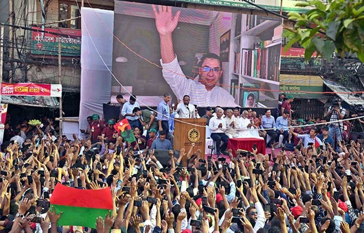 জাতীয় বিপ্লব ও সংহতি দিবস উপলক্ষে রাজধানীর নয়াপল্টন থেকে বিএনপির শোভাযাত্রা শুরু হয়েছে। শুক্রবার (৮ নভেম্বর) বিকেল সাড়ে ৩টার দিকে ভার্চ্যুয়ালি যুক্ত হয়ে এর উদ্বোধন করেন দলের ভারপ্রাপ্ত চেয়ারম্যান তারেক রহমান। ছবি- এস এ মাসুম