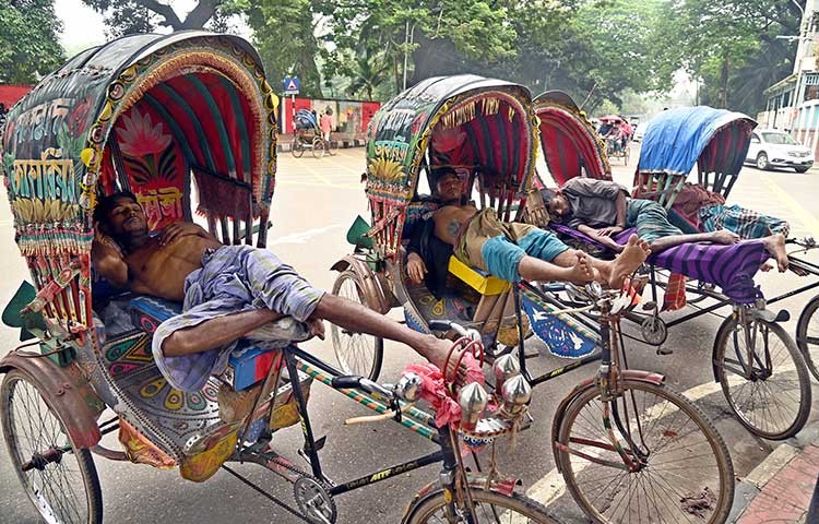 দিনভর রিক্সা চালিয়ে রাত থেকে ঢাকা বিশ্ববিদ্যালয় এলাকায় সড়কের পাশে এভাবেই রিকশা সারিবদ্ধ করে রেখে চালকরা বিশ্রাম নেয়দিনভর রিক্সা চালিয়ে রাত থেকে ঢাকা বিশ্ববিদ্যালয় এলাকায় সড়কের পাশে এভাবেই রিকশা সারিবদ্ধ করে রেখে চালকরা বিশ্রাম নেয়। ছবি -এস এ মাসুম