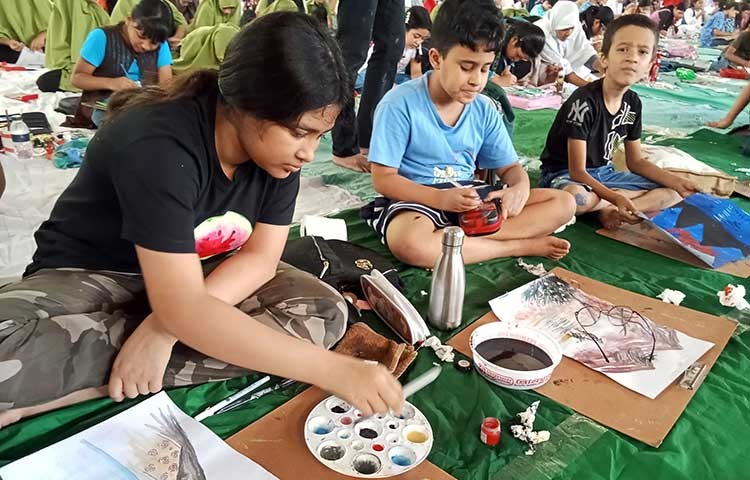 ‘হ্যালো চায়না’ ২৩ তম বাংলাদেশ শিশু শিল্প প্রতিযোগিতা- ২০২৪ শুক্রবার (১১ অক্টোবর ২০২৪) রাজধানীর হ্যান্ডবল স্টেডিয়ামে অনুষ্ঠিত হয়েছে। বাংলাদেশে চায়না দূতাবাস ও বাংলাদেশ-চীন মৈত্রী কেন্দ্রের যৌথ আয়োজনে রাজধানীর বিভিন্ন শিক্ষা প্রতিষ্ঠানে শিশুরা এই চিত্রাঙ্কন প্রতিযোগীতায় অংশগ্রহণ করে। ছবি -এস এ মাসুম