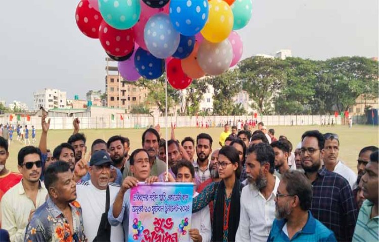 নারায়ণগঞ্জ পৌর ওসমানী স্টেডিয়ামে নারায়ণগঞ্জ জেলা শিশু কিশোর ঐক্যজোটের আয়োজনে মডেল গ্রুপের পৃষ্ঠপোষকতায় চবিবশের শহীদ স্মৃতি একাডেমী কাপ অনূর্ধ্ব তের ফুটবল টুর্নামেন্টের উদ্বোধন করেন বিশিষ্ট ক্রীড়া সংগঠক মডেল গ্রুপের ম্যানেজিং ডিরেক্টর মাসুদুজ্জামান। ছবি- হাজী হাবিবুর রহমান শ্যামল।