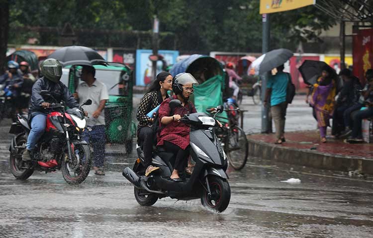 গভীর নিম্নচাপের প্রভাবে রাজধানীসহ দেশের সব বিভাগের অধিকাংশ স্থানে বৃষ্টিপাত হচ্ছে কম বেশি। দক্ষিণ-পূর্বাঞ্চল ও দক্ষিণাঞ্চলে হচ্ছে অতিভারী বর্ষণ। ঢাবি এলাকা থেকে তোলা - এস এ মাসুম