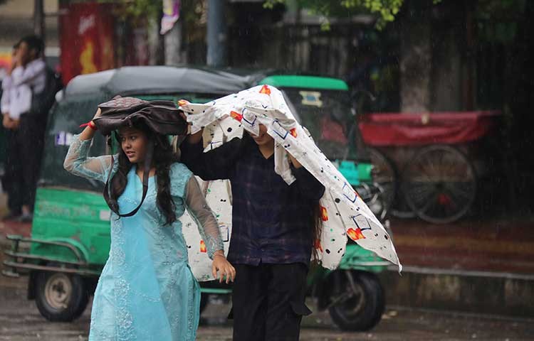 গভীর নিম্নচাপের প্রভাবে রাজধানীসহ দেশের সব বিভাগের অধিকাংশ স্থানে বৃষ্টিপাত হচ্ছে কম বেশি। দক্ষিণ-পূর্বাঞ্চল ও দক্ষিণাঞ্চলে হচ্ছে অতিভারী বর্ষণ। ঢাবি এলাকা থেকে তোলা - এস এ মাসুম