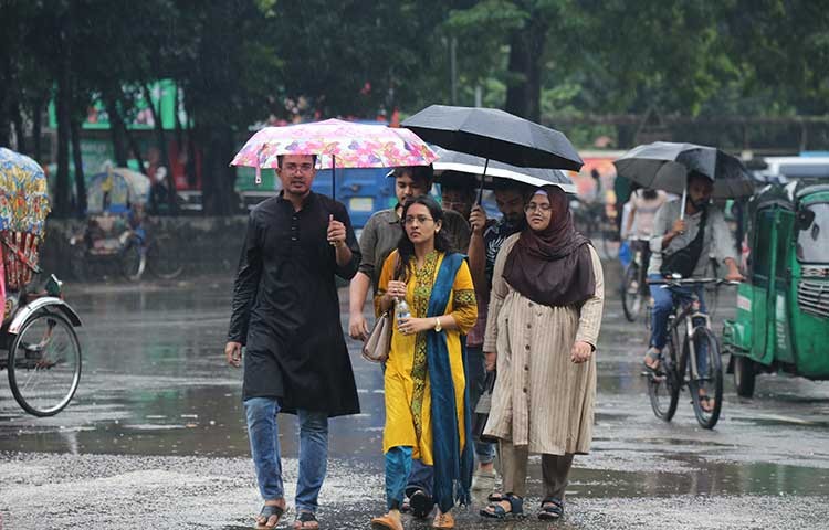 গভীর নিম্নচাপের প্রভাবে রাজধানীসহ দেশের সব বিভাগের অধিকাংশ স্থানে বৃষ্টিপাত হচ্ছে কম বেশি। দক্ষিণ-পূর্বাঞ্চল ও দক্ষিণাঞ্চলে হচ্ছে অতিভারী বর্ষণ। ঢাবি এলাকা থেকে তোলা - এস এ মাসুম